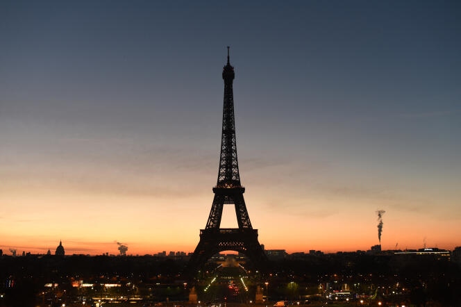 Tháp Eiffel bị đóng cửa do đình công đúng 100 năm ngày mất của kỹ sư thiết kế